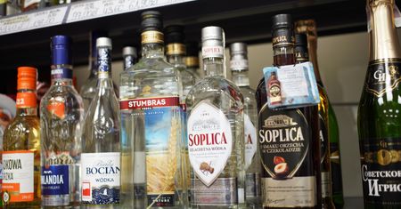 Jest kryzys. "Dlatego rośnie konsumpcja alkoholu i tytoniu"