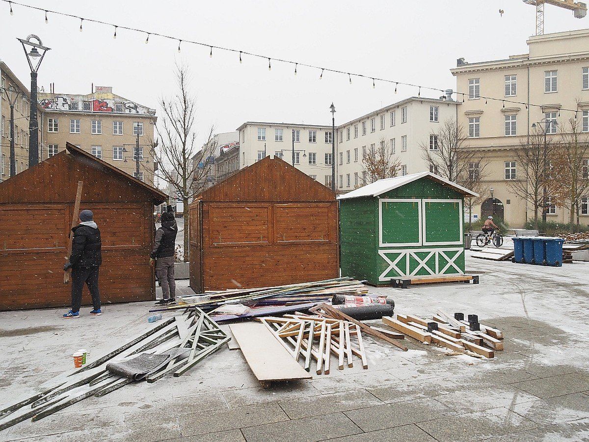 Łódź: Jarmark bożonarodzeniowy na placu Wolności już w budowie. Choinka, budki i karuzela. Kiedy otwarcie jarmarku świątecznego?