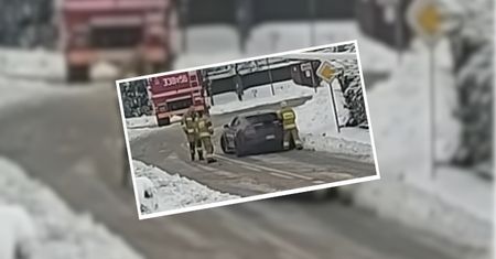 Policja ominęła, pomogli strażacy. Zima to za dużo dla muscle cara
