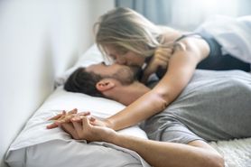 Szukasz większej bliskości w łóżku? Tych 9 pozycji seksualnych sprawdzi się najlepiej