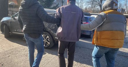 Złodziej uciekał z wódką. Złamał nogę pracownikowi sklepu