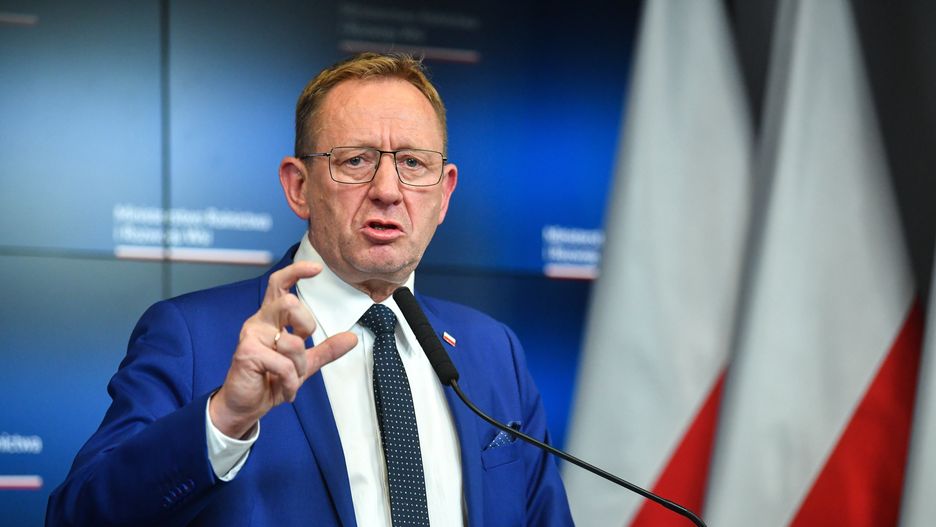 Warszawa, 02.08.2023. Minister rolnictwa i rozwoju wsi Robert Telus podczas briefingu prasowego "Perspektywy w eksporcie zbóż", 2 bm. w siedzibie MRiRW w Warszawie. (mr) PAP/Andrzej Lange