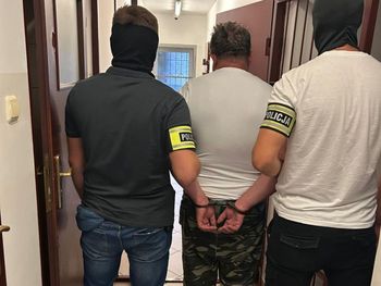 Oksa: Porwał własną żonę. Najpierw pobił, a potem wciągnął ją do samochodu