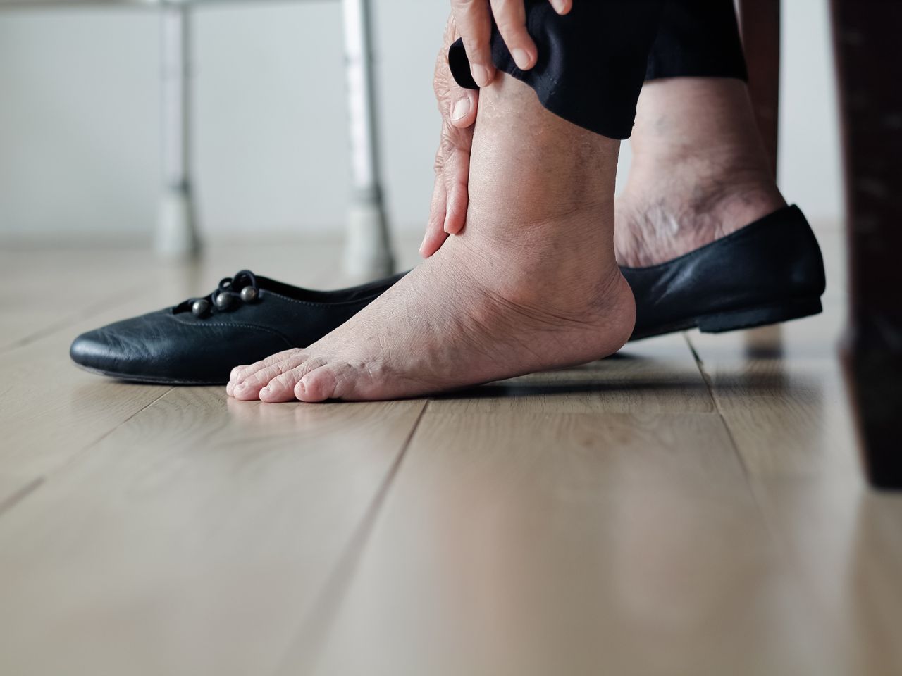 Domowe sposoby mogą pomóc na spuchnięte stopy