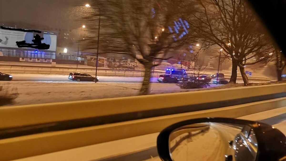 Renault uderzył w audi, a następnie w bariery na al. Tysiąclecia w Lublinie