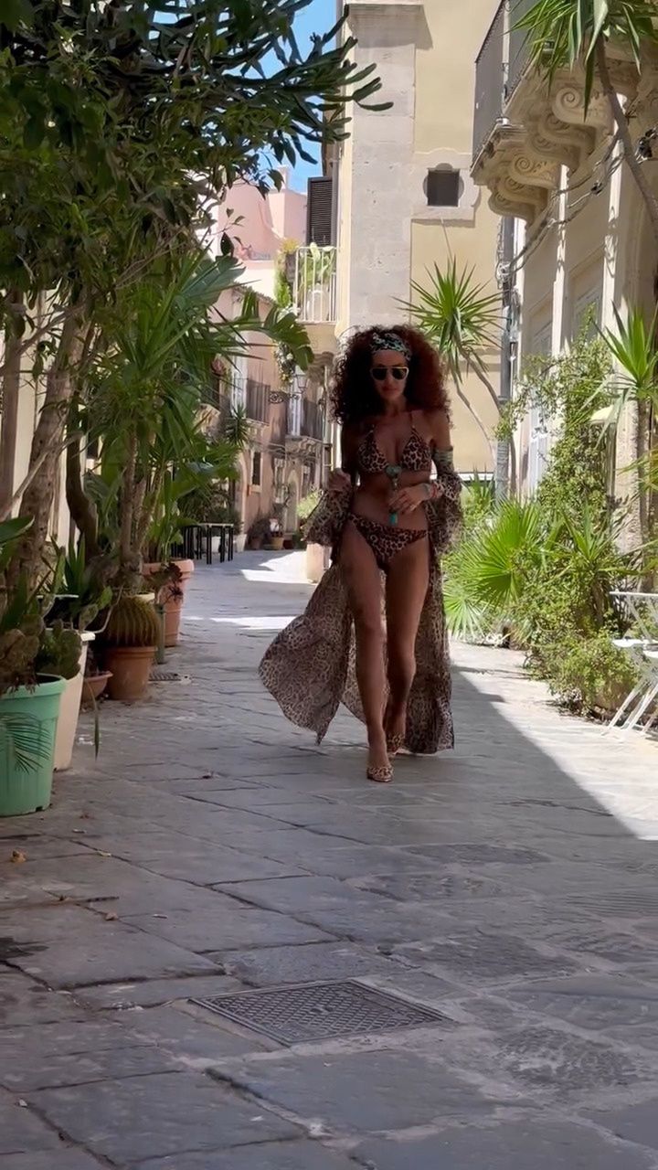 Ewa Minge w bikini na ulicach Sycylii