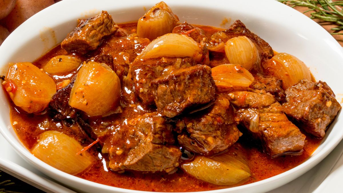 Duszona wołowina z pomidorkami i cebulką jest popularna w Grecji