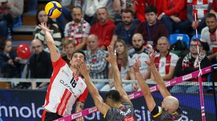 Rzeszów: Siatkarze Asseco Resovii rozpoczęli sezon w swojej hali zwycięstwem za trzy punkty. Pokonali Trefla Gdańsk. MVP Klemen Cebulj