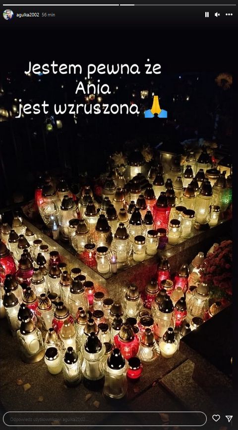 Agnieszka Kubera, siostra Anny Przybylskiej, pokazuje grób aktorki w dniu Wszystkich Świętych