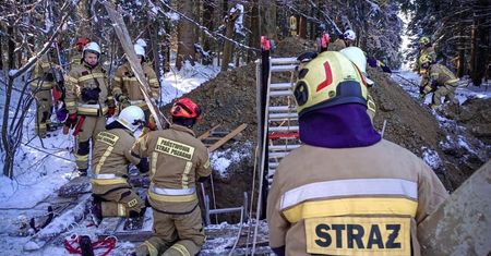 Dramatyczna akcja służb na Podkarpaciu. Przysypany mężczyzna