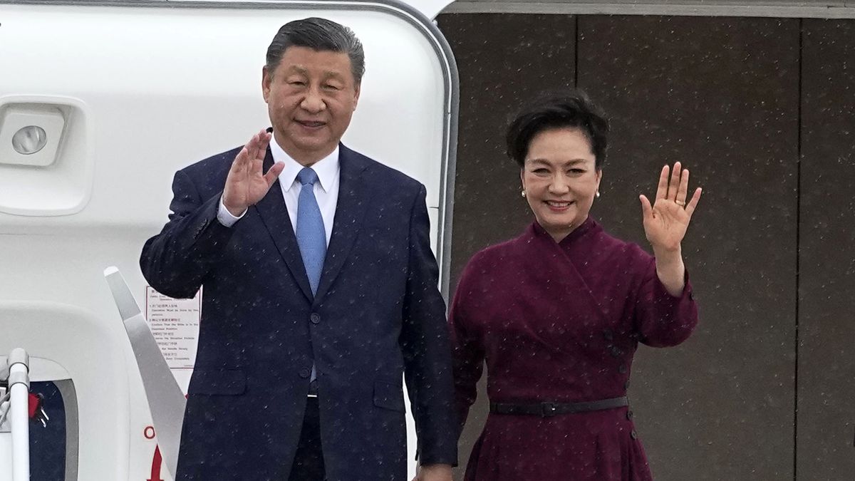 China's President Xi Jinping (L) and his wife Peng Liyuan wave as they arrive at Orly airport, south of Paris, France, 05 May 2024. The Chinese president arrived on an official two-day state visit hosted by the French president, where the French leader will seek to push his counterpart on issues ranging from Ukraine to trade. EPA/Michel Euler / POOL MAXPPP OUT Dostawca: PAP/EPA.
