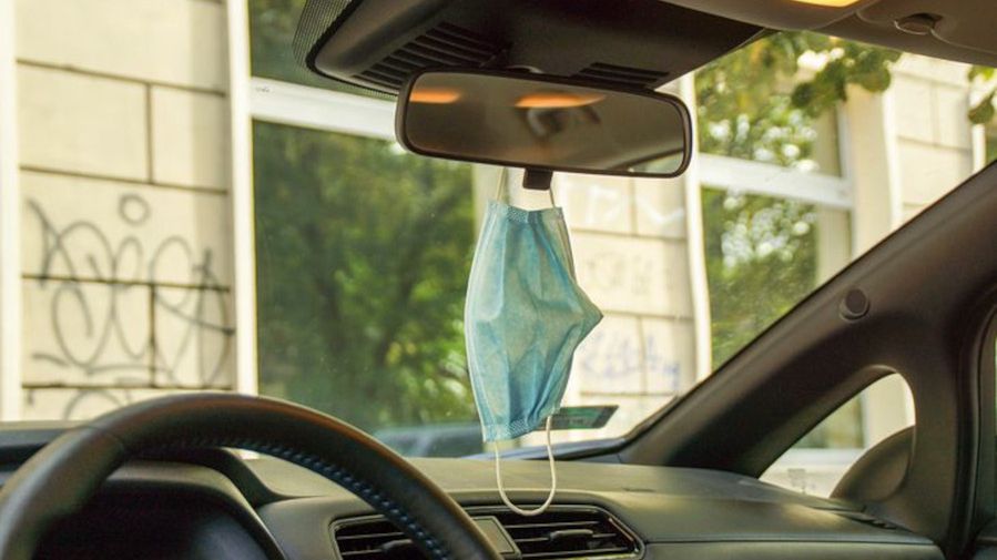 Wszystko wskazuje na to, że maski i ograniczenia zostaną z nami jeszcze długo.