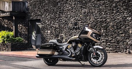 Indian Challenger Dark Horse to Tennessee Whiskey na kołach