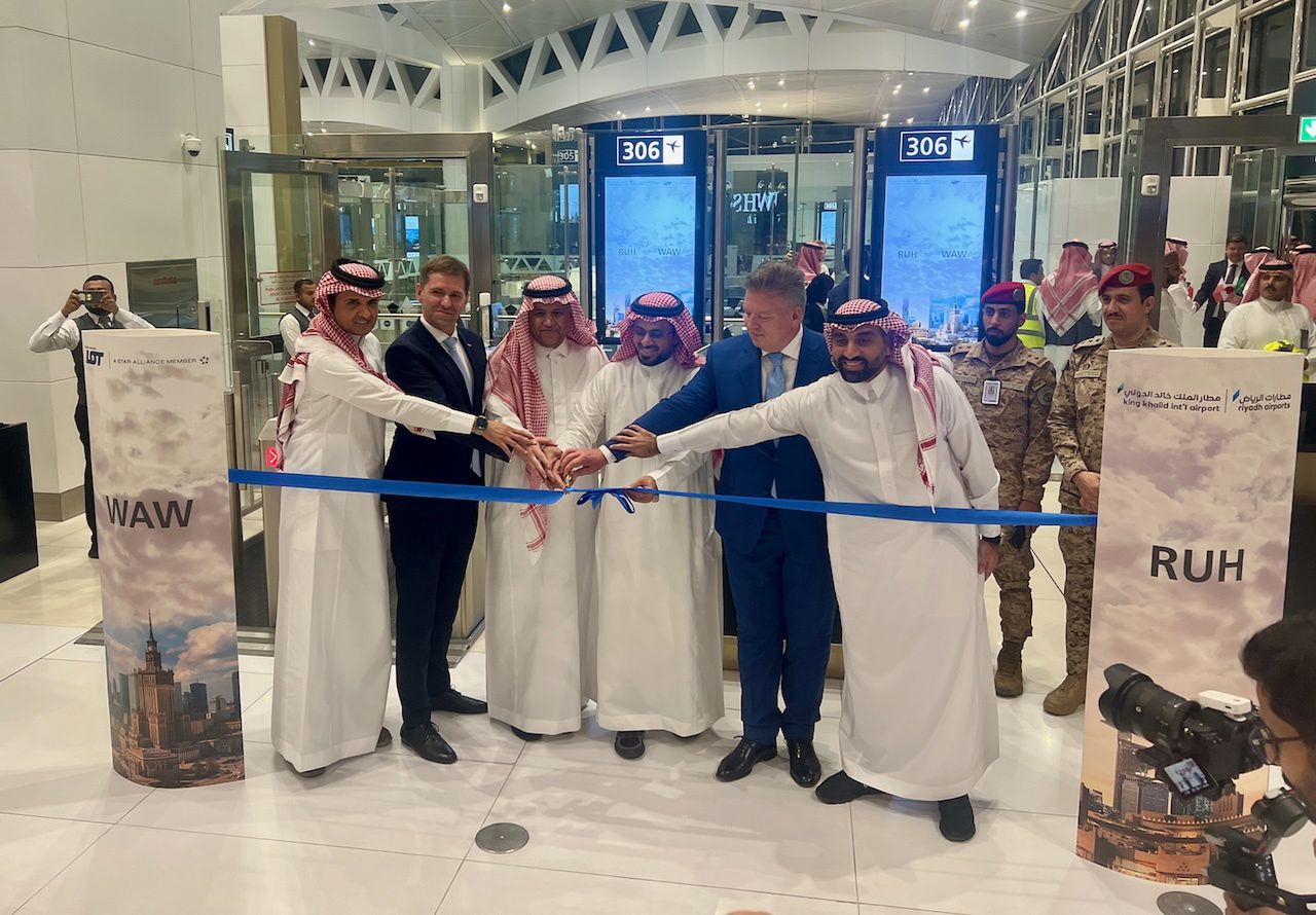 Symboliczne przecięcie wstęgi na lotnisku w Rijadzie po lądowaniu pierwszego samolotu z Warszawy