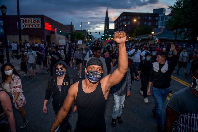Denver. Protestujący podnosi pięść do góry jako symbol sprzeciwu wobec agresji policji w stosunku do czarnoskórych mieszkańców.