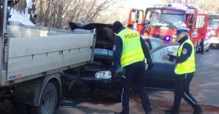 Ojciec nie miał uprawnień. Rozbił Volkswagena. Wieści o stanie 4-latka