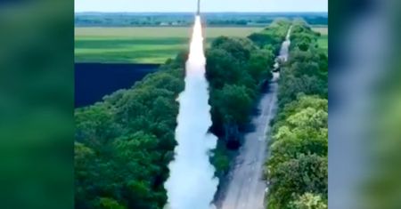Wstrzymali ruch na drodze. Nagle do akcji wkroczyły HIMARS-y
