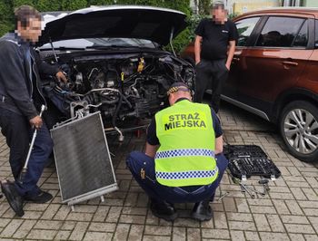 Naprawiali auto na ulicy. Takiego finału się nie spodziewali
