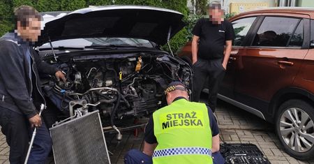 Naprawiali auto na ulicy. Takiego finału się nie spodziewali