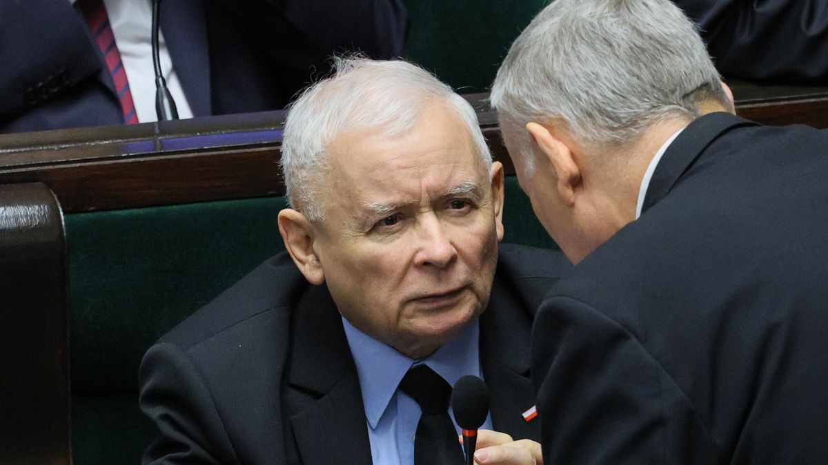 Jaros�aw Kaczy�ski
Warszawa, 05.02.2025. Prezes PiS Jaros�aw Kaczy�ski na sali obrad Sejmu w Warszawie, 5 bm. Sejm, kt�ry rozpoczyna dwudniowe posiedzenie, zajmie si� m.in. rz�dowym projektem nowelizacji ustawy o podatku akcyzowym i ustawy o zdrowiu publicznym. (jm) PAP/Rafa� Guz
Rafa� Guz
X kadencja, 10, 10 10. X kadencja kadencji, 10., Dziesi�ta, kadencji, obrad, Obrady, plenarna, polityk polityka, Polityka, posiedzenie, Posiedzenie Sejmu, pos�owie, Sala plenarna posiedze� obrad, sala posiedze�, sejm, Sejm RP, sejmu