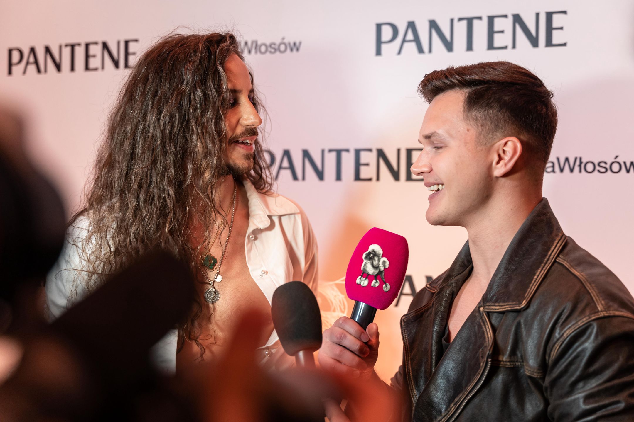 "Ozłocony" Michał Szpak WYWIJA CZUPRYNĄ promując znany szampon