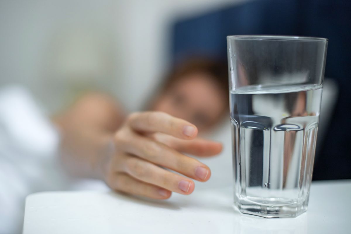 Picie wody przed snem wpływa negatywnie na nasze zdrowie - twierdzi specjalistka