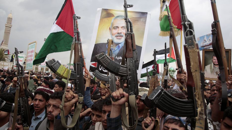 Houthis protest in Yemen after killing of Hamas and Hezbollah leaders
epa11519640 Houthi supporters hold a placard with a picture of late Hamas political leader Ismail Haniyeh during a protest following the death of Hamas and Hezbollah leaders, in Sana'a, Yemen, 02 August 2024. According to an Iranian Revolutionary Guard Corps (IRGC) statement on 31 July, Hamas political leader Ismail Haniyeh and one of his bodyguards were targeted and killed in Tehran, Iran, on 31 July 2024. Hezbollah and the Israel Defense Forces (IDF) confirmed that Hezbollah senior commander Fuad Shukr was killed in an Israeli strike on 30 July in the Haret Hreik neighborhood of Beirut.  EPA/OSAMAH YAHYA 
Dostawca: PAP/EPA.
OSAMAH YAHYA
