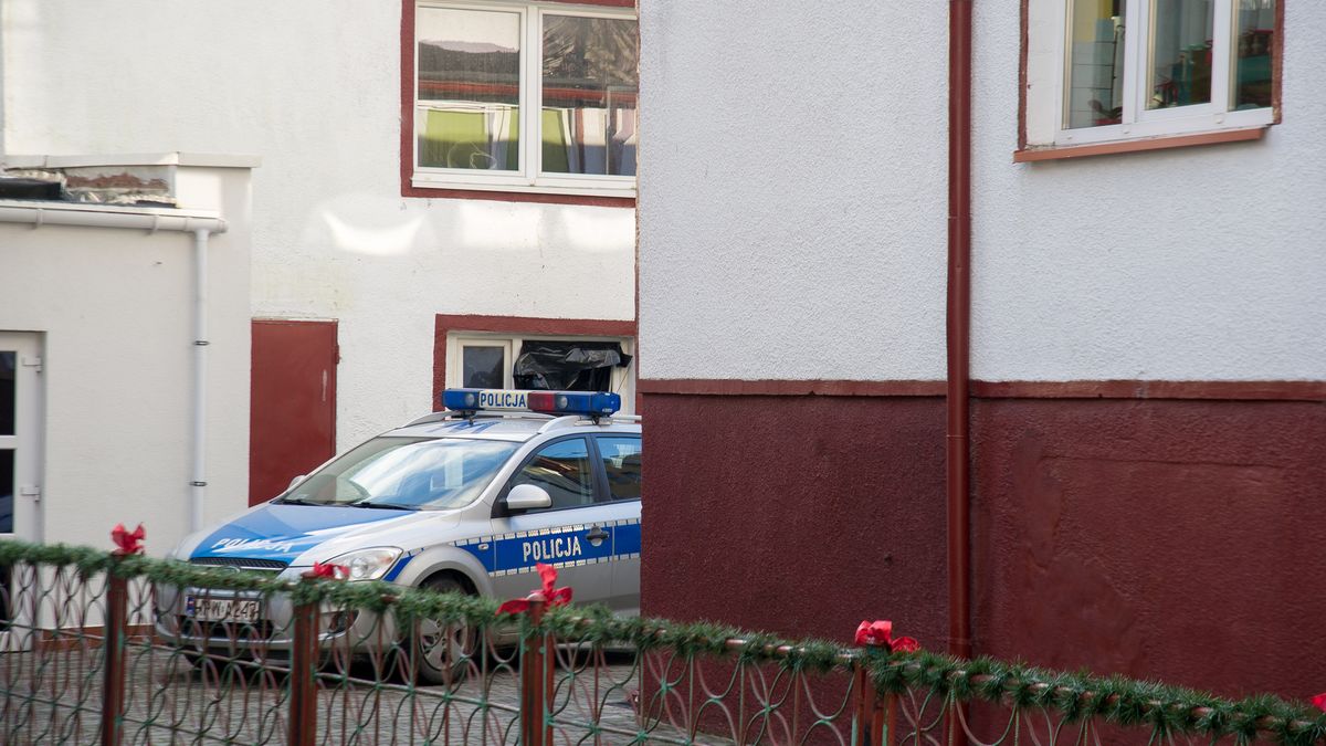 Radiowóz podczas wykonywania czynności służbowych. Czy może mieć włączony silnik w terenie zabudowanym?