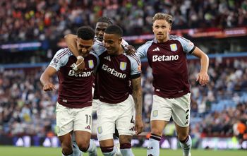 Aston Villa triumfuje nad Tottenhamem. Matty Cash błyszczy na boisku