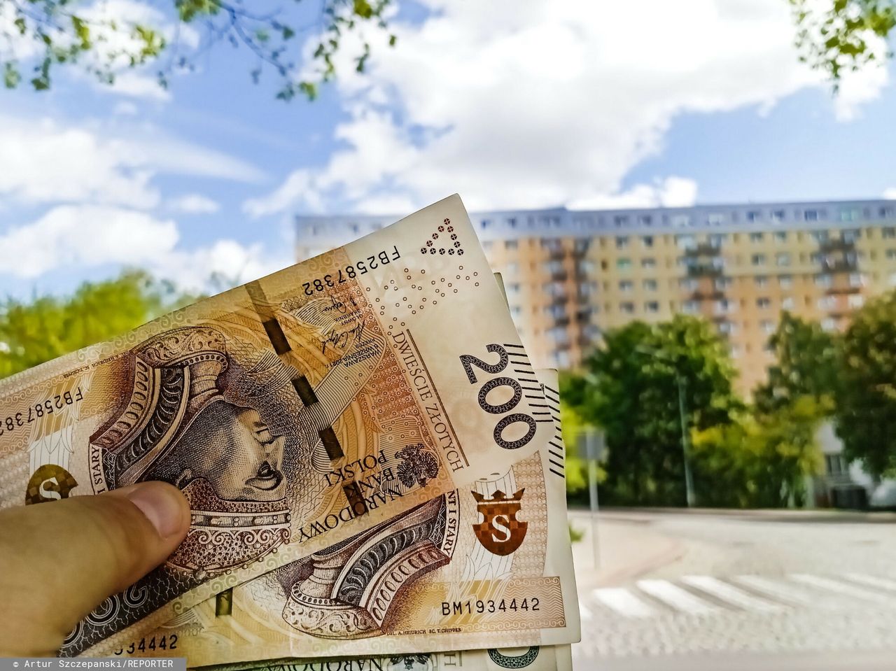 Życie na kredycie. Tylu Polaków musi spłacać raty