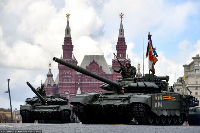 Dzie? Zwyci?stwa w MoskwieRussian T-72B3M tanks parade through Red Square during the Victory Day military parade in central Moscow on May 9, 2022. - Russia celebrates the 77th anniversary of the victory over Nazi Germany during World War II. (Photo by Alexander NEMENOV / AFP)ALEXANDER NEMENOV