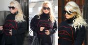 Opatulona Jessica Simpson łapie się za ciążowy brzuszek