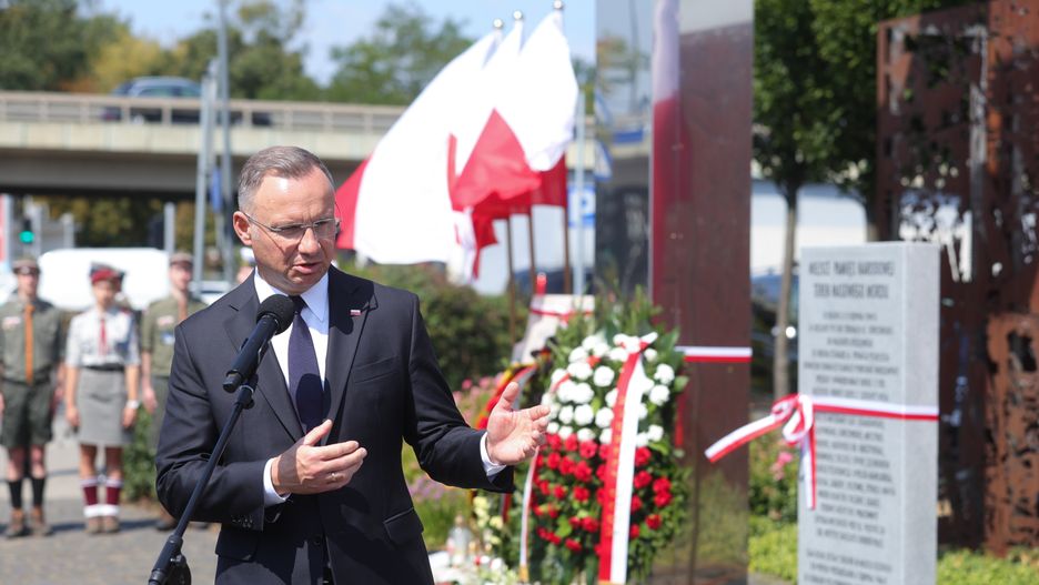 Warszawa, 01.08.2024. Obchody 80. rocznicy wybuchu powstania warszawskiego. Prezydent RP Andrzej Duda przemawia podczas uroczystości złożenia kwiatów w Miejscu Pamięci Ofiar Rzezi Woli w Warszawie, 1 bm. (amb) PAP/Rafał Guz