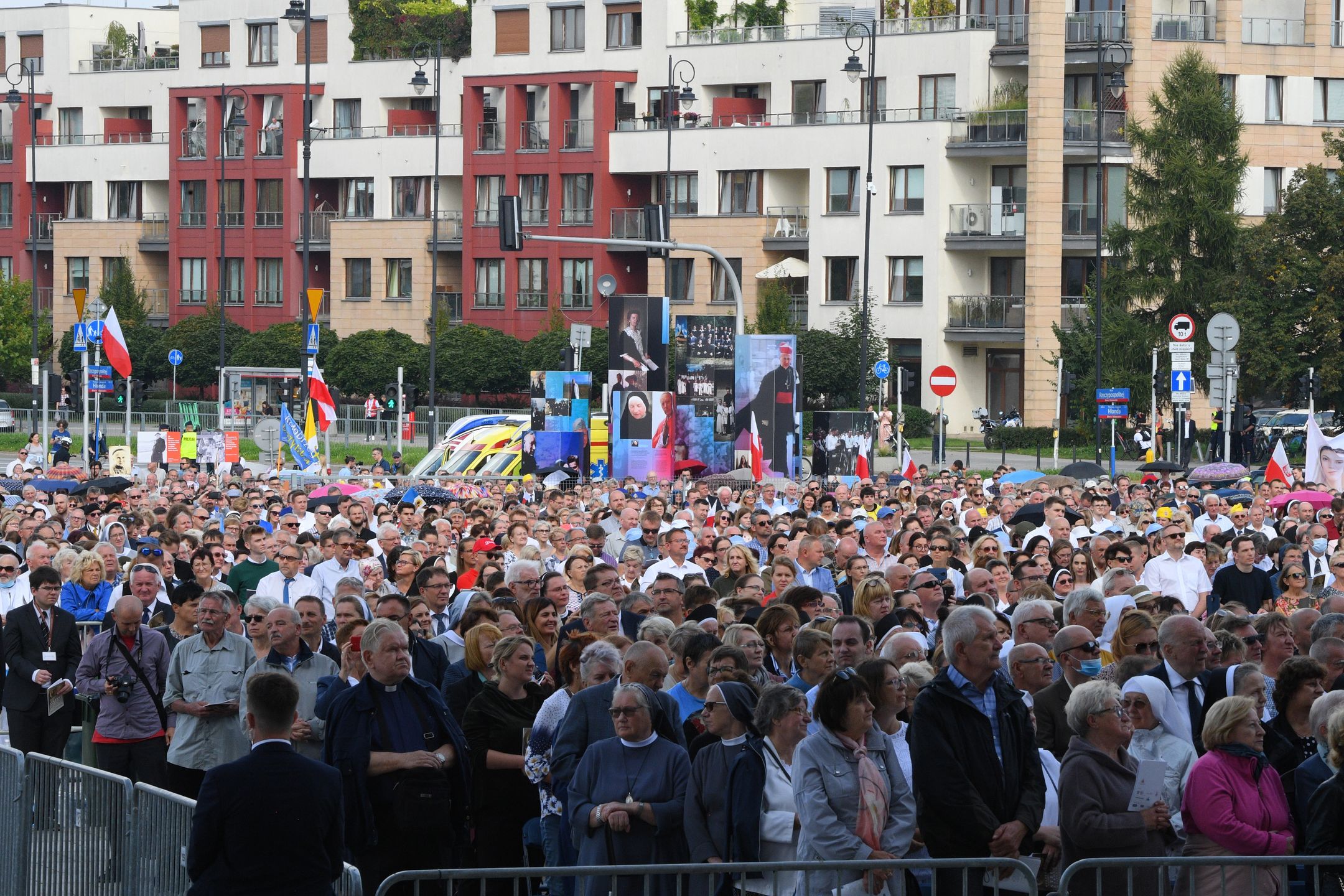 Warszawa. Wierni przed Świątynią Opatrzności Bożej