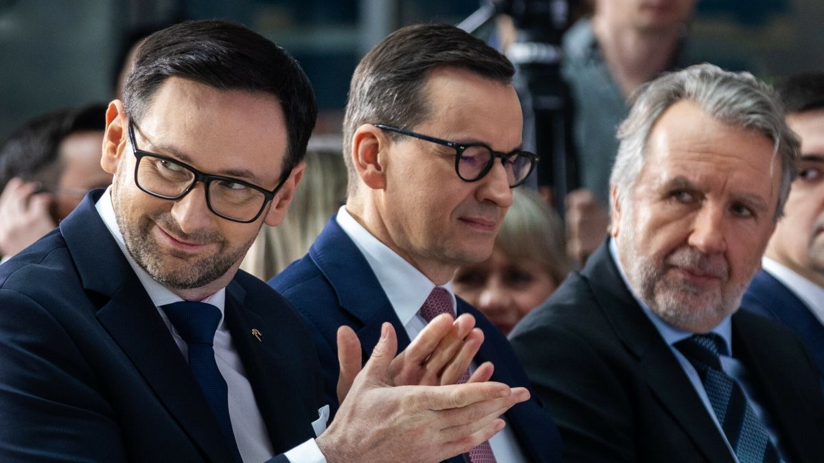 Od lewej: prezes PKN Orlen Daniel Obajtek, premier Mateusz Morawiecki, przedsiębiorca Michał Sołowow