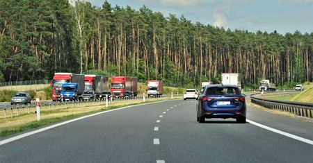Od dziś zmiany w przepisach ruchu drogowego. 50 km/h także w nocy