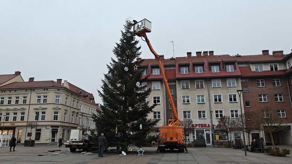 Trwa montaż ozdób na szczecineckiej największej choince