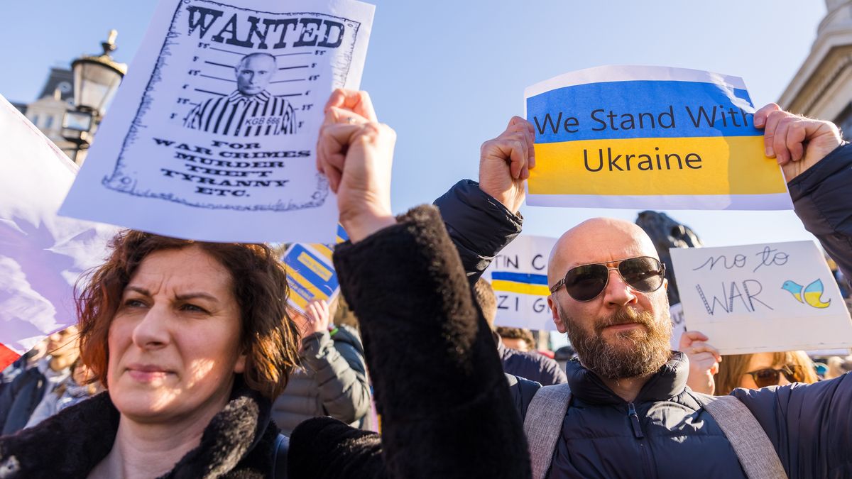 epa09789394 People gather to protest against the war in Ukraine, in Trafalgar Square in London, Britain, 27 February 2022. Russian troops entered Ukraine on 24 February prompting the country's president to declare martial law and triggering a series of announcements by Western countries to impose severe economic sanctions on Russia.  EPA/VICKIE FLORES Dostawca: PAP/EPA.