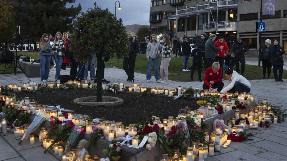 Plac w norweskim Kongsberg dzień po zamachu