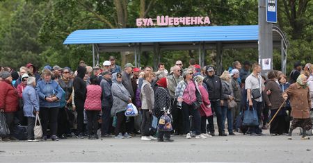 Władze Rosji przymusowo odsyłają do domów uciekinierów z Mariupola