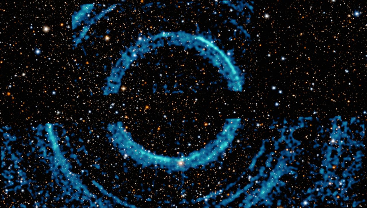 Świetlne okręgi wokół układu V404 Cygni.