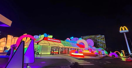 Wrocławski McDonald's podbija sieć. Kolorowe neony, światła i tłumy klientów