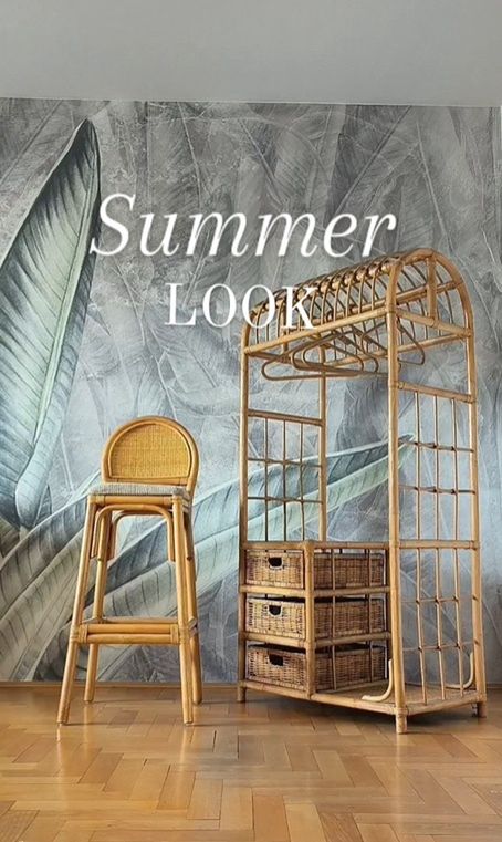 Szare liście na ścianie świetnie współgrają z naturalnym kolorem drewna 