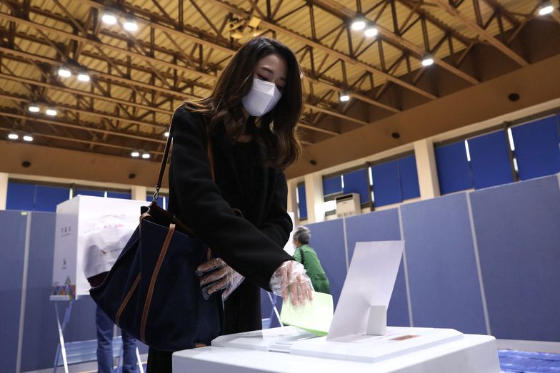 Koronawirus. Wybory w Korei Południowej odbywają się pomimo epidemii.