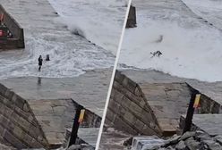 Selfie ważniejsze od życia. Turystka próbuje zrobić sobie selfie w środku burzy Ciaran