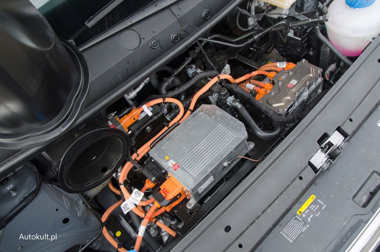 Pod maską silnik z Volkswagena e-Golfa. Moją uwagę zwrócił zastosowany w klimatyzacji czynnik R-134a. Brawo!