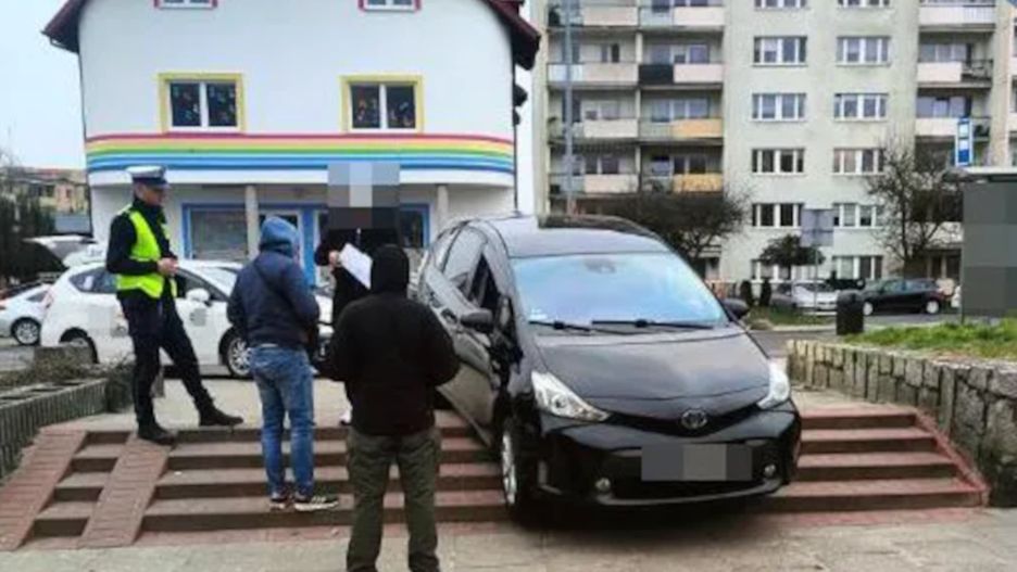 Zaufał nawigacji. Podróż zakończył na schodach w Szczecinie.