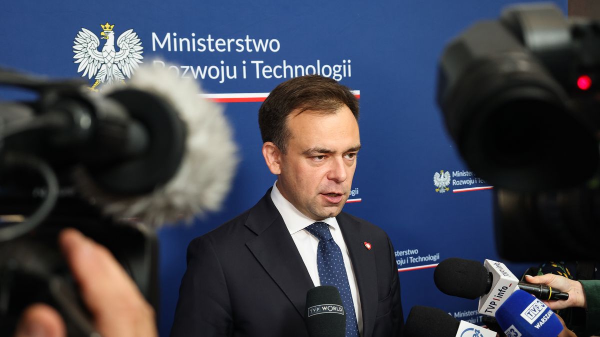 Warszawa, 13.07.2026. Minister finansów i gospodarki Andrzej Domański podczas wypowiedzi dla mediów w ramach otwarcia konferencji ?IGNIS: Trajektorie Przyszłości? w siedzibie Ministerstwa Rozwoju i Technologii w Warszawie, 13 bm. Wydarzeniu towarzyszy podpisanie umowy między Creotech Instruments a Europejską Agencją Kosmiczną. (aldg) PAP/Albert Zawada