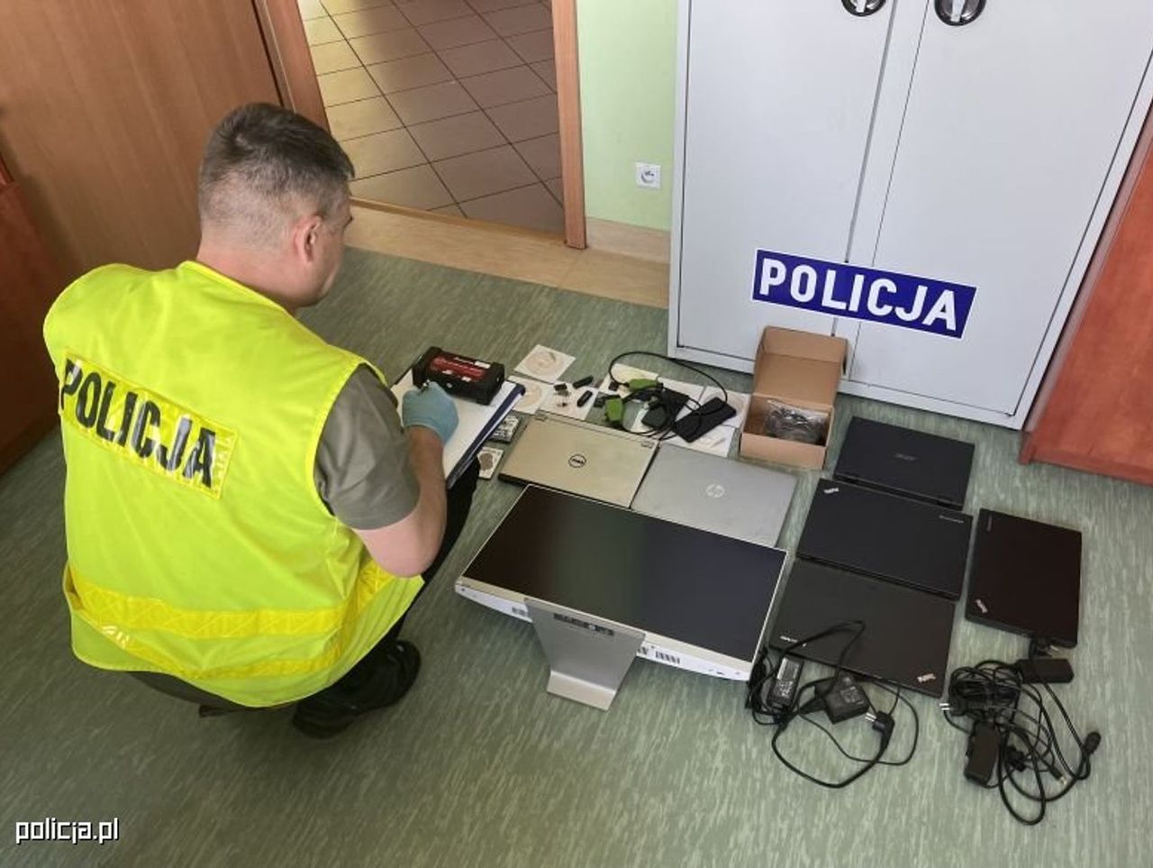 Człuchów: Sprzedawał laptopy z lewymi programami diagnostycznymi. Straty wyceniono na 180 tys. zł