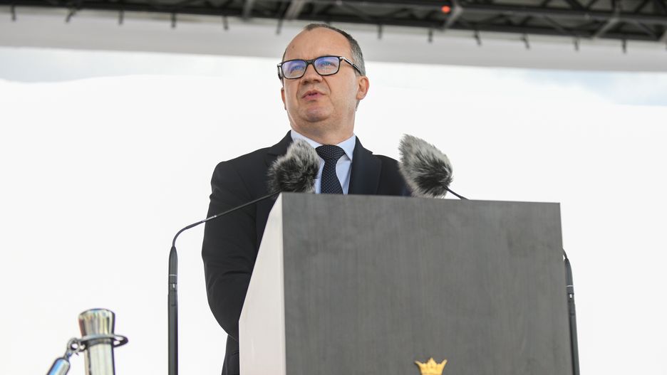 Warszawa, 27.06.2025. Minister sprawiedliwości, prokurator generalny Adam Bodnar przemawia podczas Centralnych Obchodów Święta Służby Więziennej, 27 bm. na Placu Marszałka Józefa Piłsudskiego w Warszawie. W ramach uroczystości odbyła się promocja na pierwszy stopień oficerski ? podporucznika SW. (mr) PAP/Marcin Obara